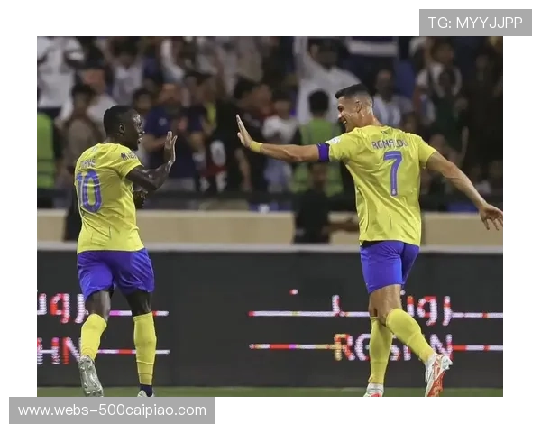 马内非洲杯MVP颁奖瞬间,与队友相拥落泪 马内非洲杯MVP颁奖瞬间,与队友相拥落泪